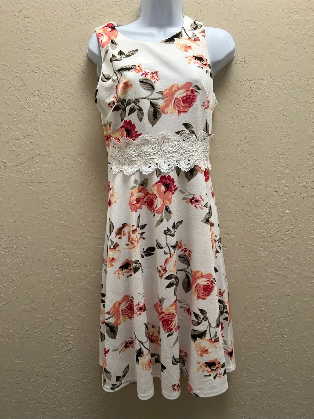 Floral Lace-Trim Sleeveless Dress in Cream and Pink